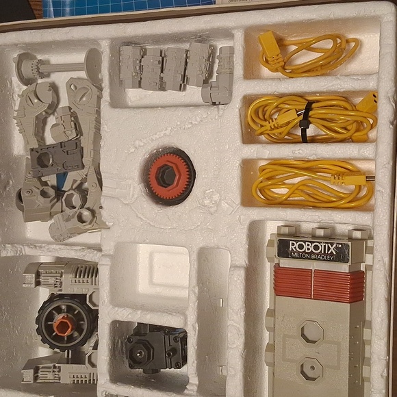 1984 Robotix Series R-1000 Motorized Building System *Incomplete* - Picture 3 of 14